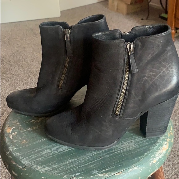 Michael Kors Leather Double Zip Booties. - Picture 5 of 6